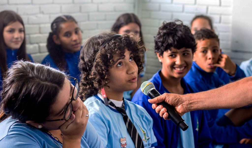Vozes da periferia ecoam em projeto de Rádio Escolar