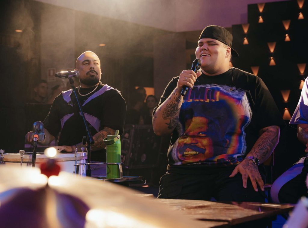 Grupo Menos é Mais agita os fãs no Purple Door da Deezer