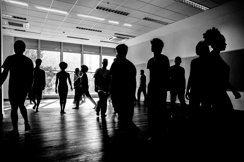 Pesquisadoras lançam publicação e site sobre o impacto das telas na criação em dança