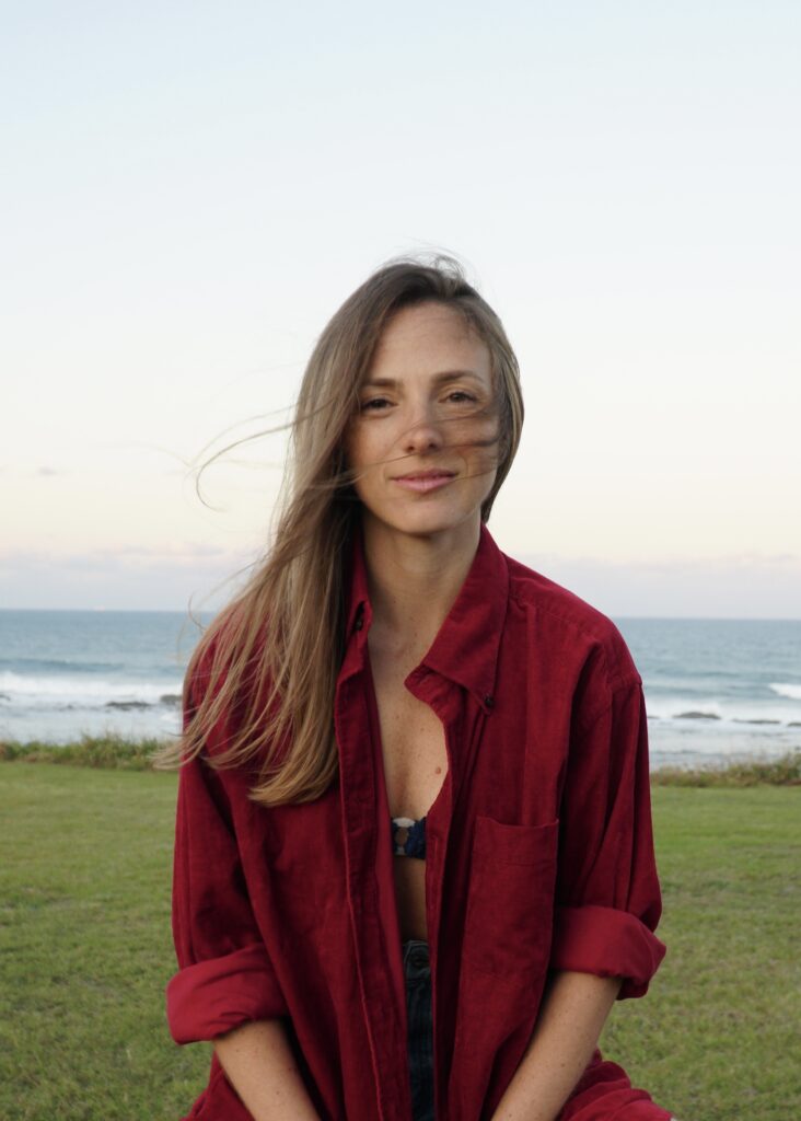 Leticia Mello lança livro O Para Sempre é o Agora