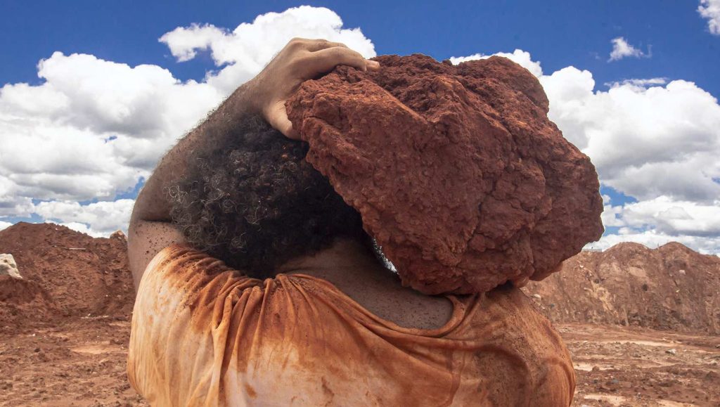 Tessituras Sobre o Chão reúne fotoperformances e videoperformances