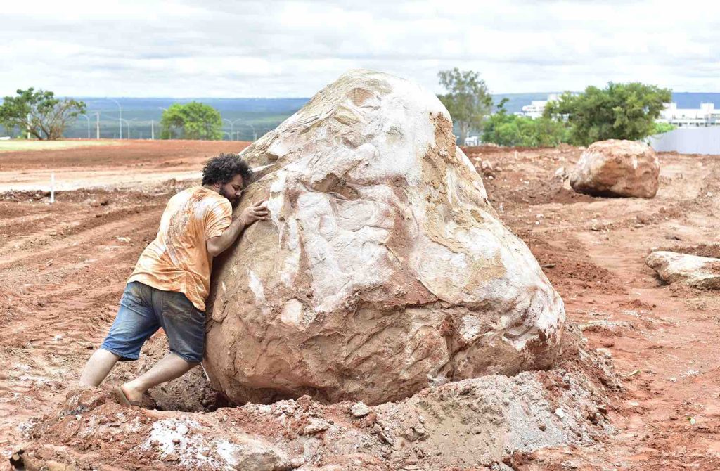 Tessituras Sobre o Chão reúne fotoperformances e videoperformances